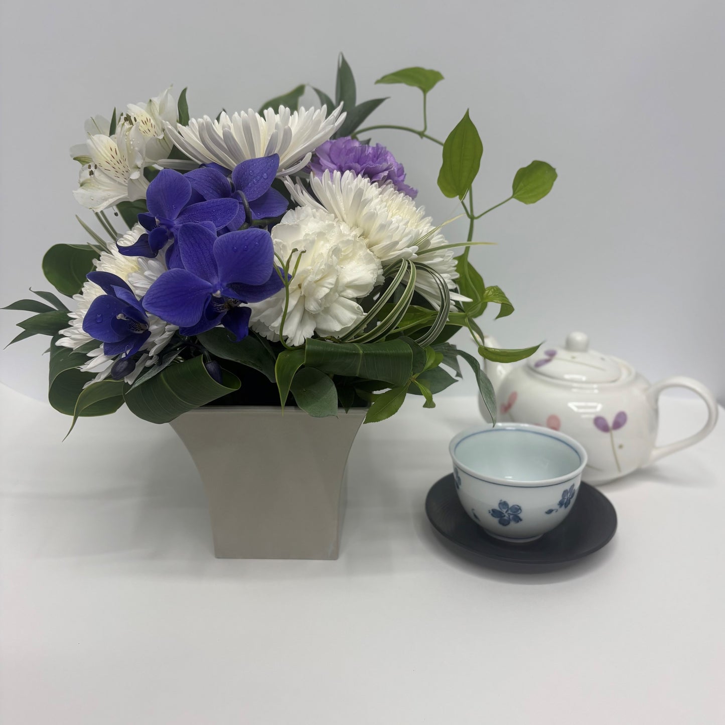 ブルージーン アレンジメント／青い胡蝶蘭「ブルージーン」と青いカーネーション「ムーンダスト」の豪華アレンジメント
